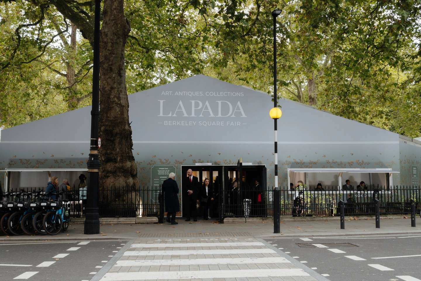 Centuries of art at the @lapada_association 𝗕𝗲𝗿𝗸𝗲𝗹𝗲𝘆 𝗦𝗾𝘂𝗮𝗿𝗲 𝗙𝗮𝗶𝗿! 🌟...